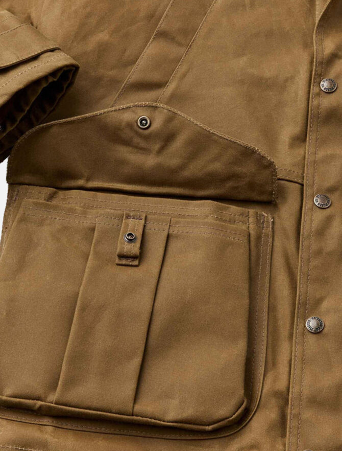 Filson Tin Cloth Field Jacket Dark Tan dettaglio tasca
